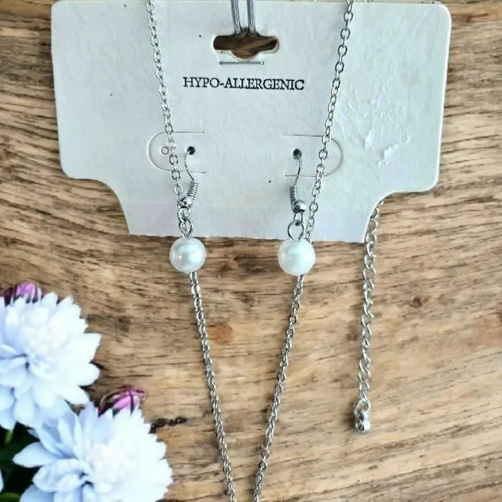 Elegant Silver Pearl Necklace and Earring Set Hypo-Allergenic - Picture 2 of 4